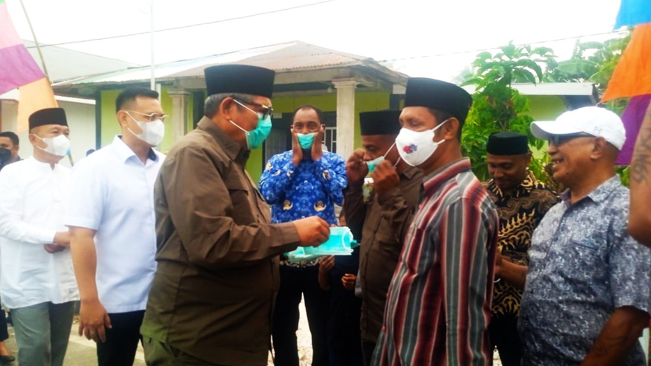 : Di Tengah Peletakan Batu Masjid, Bupati Malra Bagikan Masker kepada Warga Selayar. Foto:Dewi