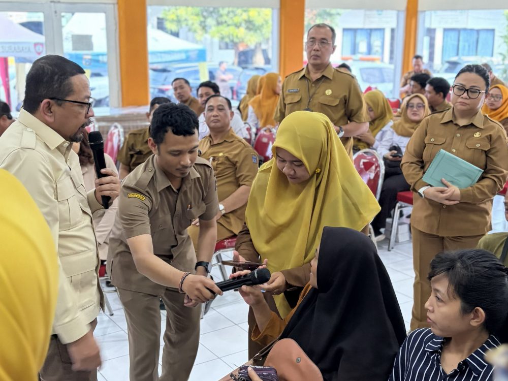 : Kepala Badan Komunikasi Pemerintah Muhammad Qodari mengapresiasi komitmen Pemerintah Kota Surabaya dan masyarakat dalam mendukung uji coba Perlinsos Digital. Menurutnya, pengalaman Surabaya menunjukkan bahwa sinkronisasi data bukan sekadar pembaruan teknologi, tetapi langkah nyata memperbaiki kualitas pelayanan publik. Hal itu disampaikan Qodari saat bersama Kementerian Komunikasi dan Digital (Kemkomdigi) mengunjungi lokasi uji coba Portal Perlinsos Digital di Kecamatan Tambaksari, Surabaya, Jawa Timur, Selasa (28/7/2026). Foto: Dok. TPD Kemkomdigi