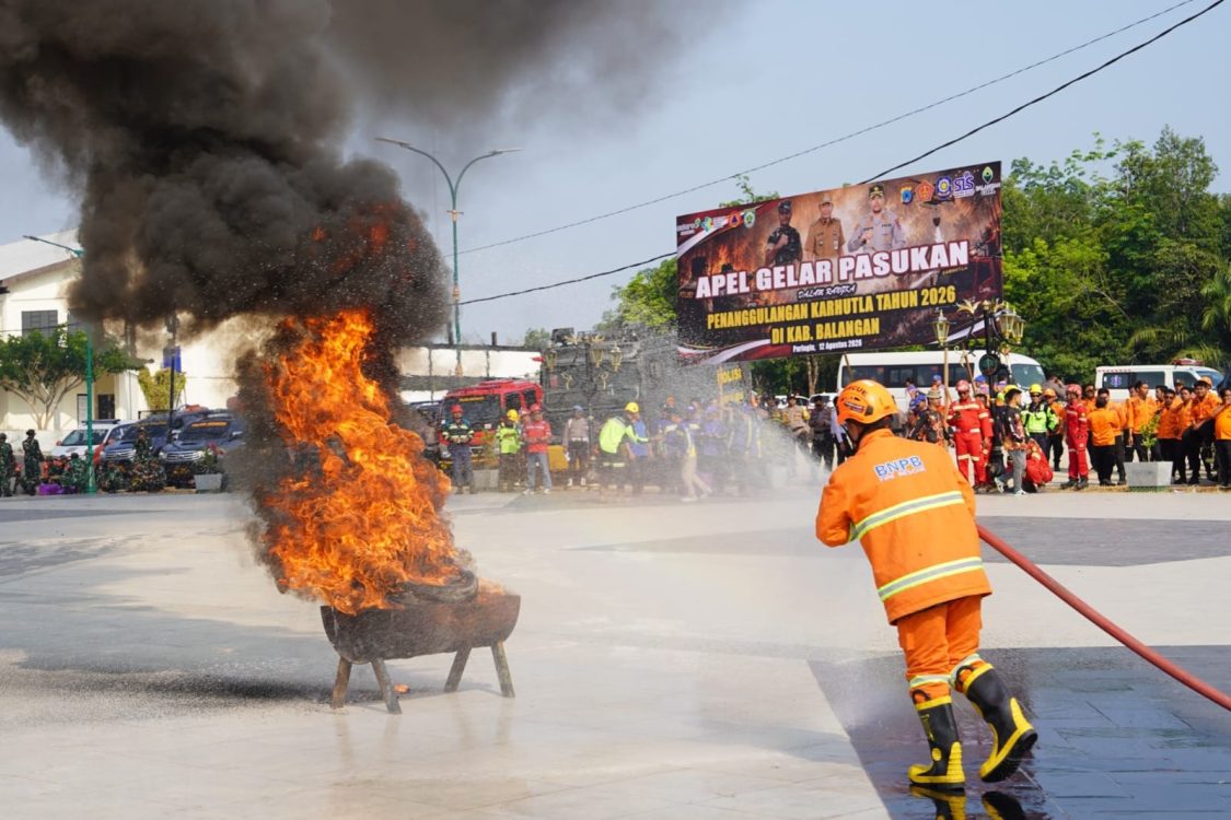 : Simulasi pemadaman api oleh tim Badan Penanggulangan Bencana Daerah (BPBD) bersama para relawan. Simulasi tersebut menjadi bagian dari upaya memastikan personel, armada, serta sarana dan prasarana siap digunakan ketika terjadi Kebakaran Hutan dan Lahan (Karrhutla). - Foto: Mc.Balangan