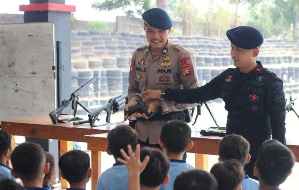 Bangun Kedekatan Sejak Dini, Brimob Kenalkan Seragam dan Tugas Khusus Polisi kepada Anak-anak TK