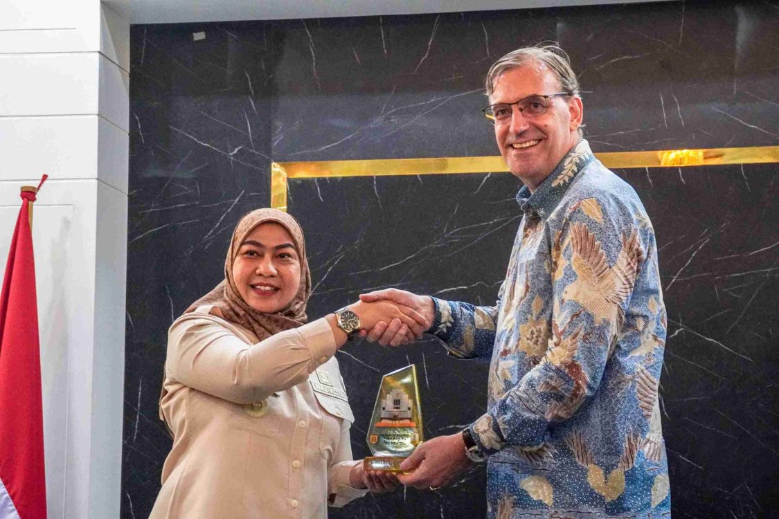 : Momen Wali kota Banjarbaru, Erna Lisa Halaby, menerima kunjungan kehormatan dari Wakil Duta Besar Kerajaan Belanda, Adriaan Palm. - Foto: Mc.Banjarbaru