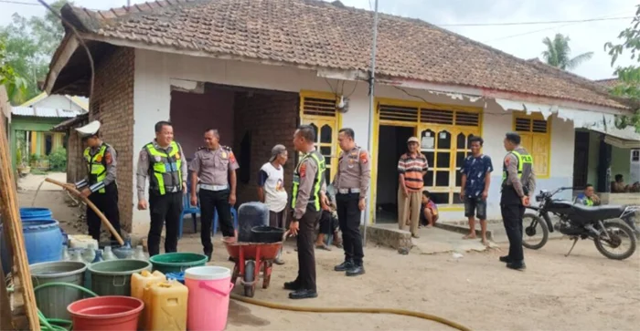 Bantu Warga Hadapi Kekeringan, Satlantas Polres OKI Distribusikan 10.000 Liter Air Bersih