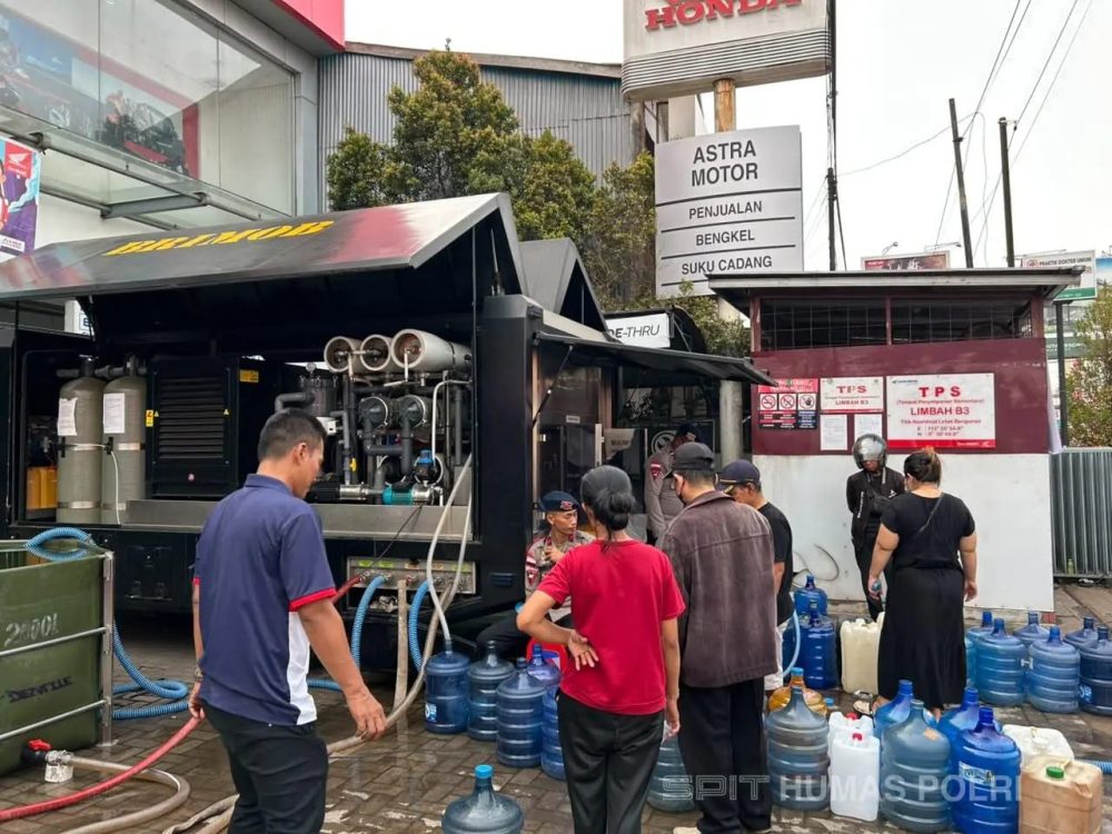 Bantu Warga Ketapang Hadapi Kesulitan Air Bersih, Satbrimob Polda Kalbar Kerahkan Mobil Water Treatment