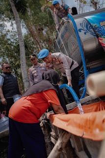 Bantu Warga Terdampak Kekeringan, Propam Polda Jateng Distribusikan Air Bersih ke Desa Dukuh Klaten