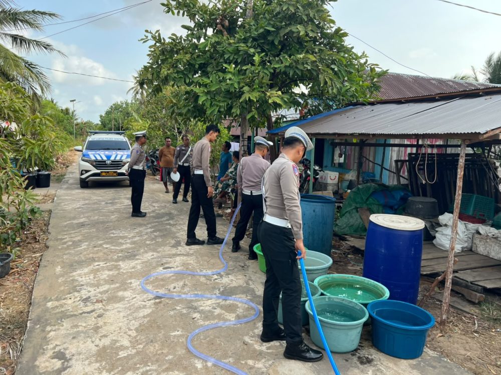 Bantu Warga Terdampak Kekeringan, Satlantas Polres Seruyan Distribusikan Air Bersih dan Sembako