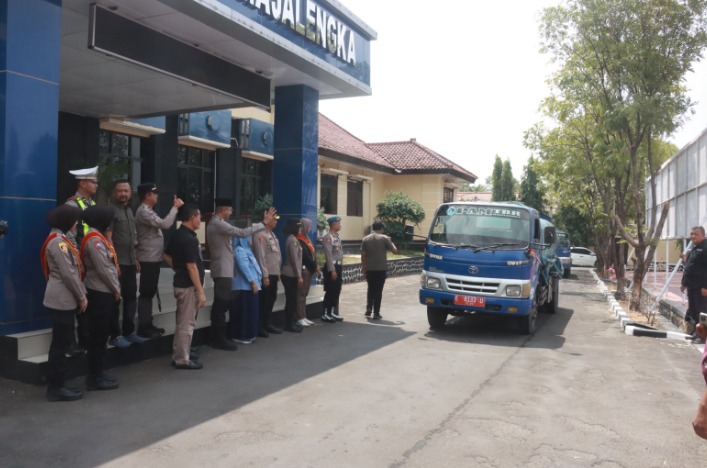 Bantu Warga Terdampak Krisis Air, Polres Majalengka Distribusikan 10 Truk Tangki Air Bersih