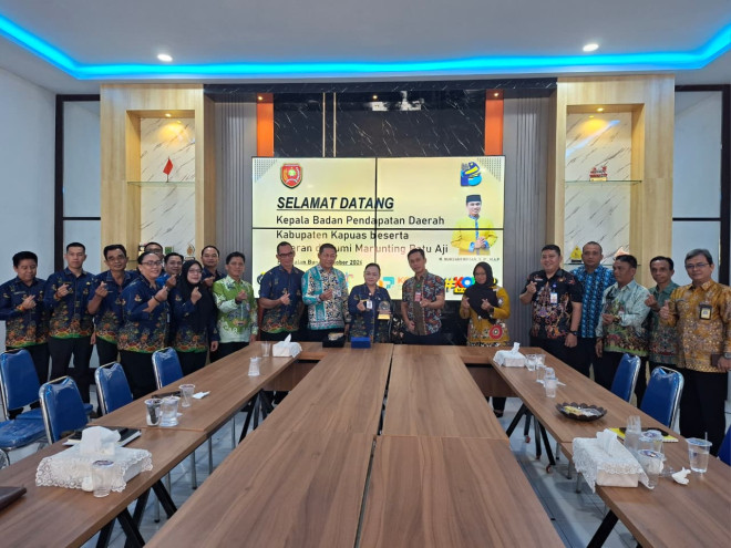 : Jajaran Bapenda Kabupaten Kotawaringin Barat dan Bapenda Kabupaten Kapuas berfoto bersama usai pelaksanaan kunjungan kerja dan koordinasi terkait strategi optimalisasi Pendapatan Asli Daerah (PAD). (foto: MC Kobar)