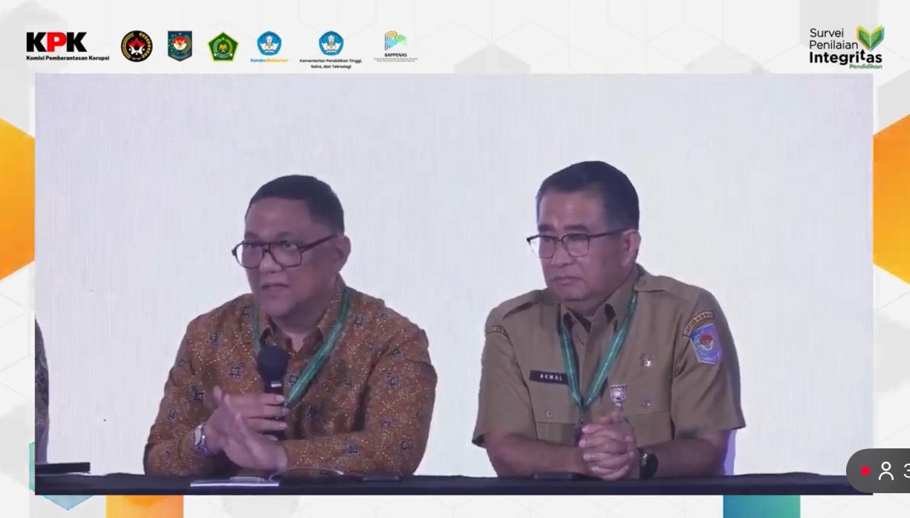 : Deputi Pengendalian, Evaluasi, dan Manajemen Risiko Pembangunan Kementerian PPN/Bappenas Erwin Dimas dalam Konferensi Pers Peluncuran Indeks Integritas Pendidikan Tahun 2026 (Kiri) (Foto: Pasha Yudha Ernowo Infopublik/Igid/Youtube KPK)