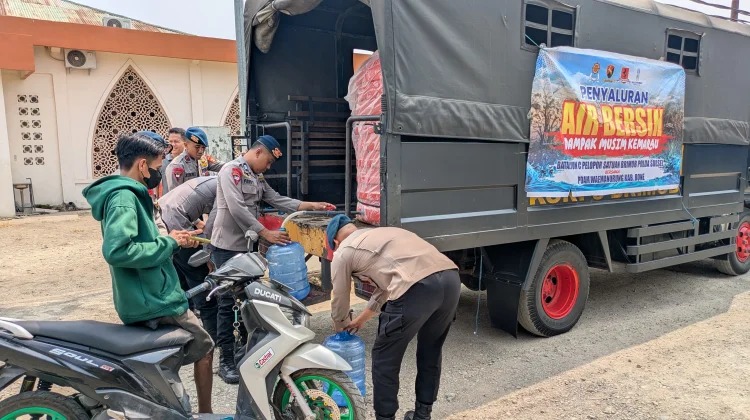 Batalyon C Pelopor Satbrimob Polda Sulsel Distribusikan Air Bersih Kepada Masyarakat Kelurahan Biru