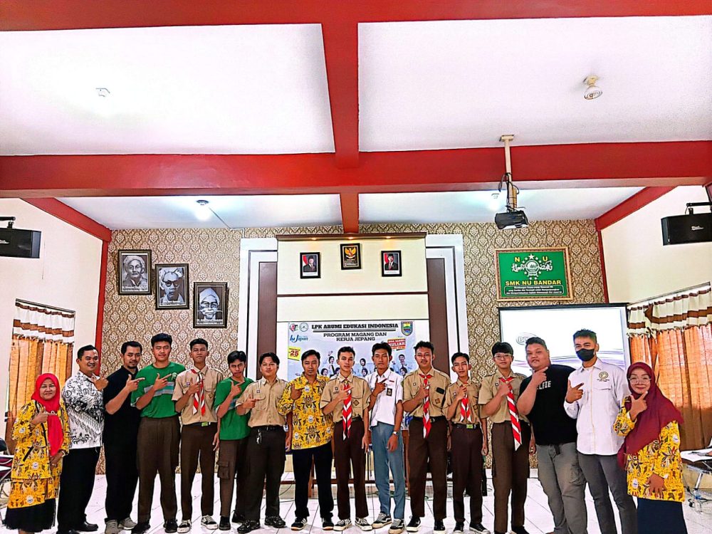 : LPK SO Serbaindo Cabang Batang bersama LPK Arumi Edukasi Indonesia memberikan sosialisasi pelatihan bahasa dan budaya Jepang kepada para pelajar.