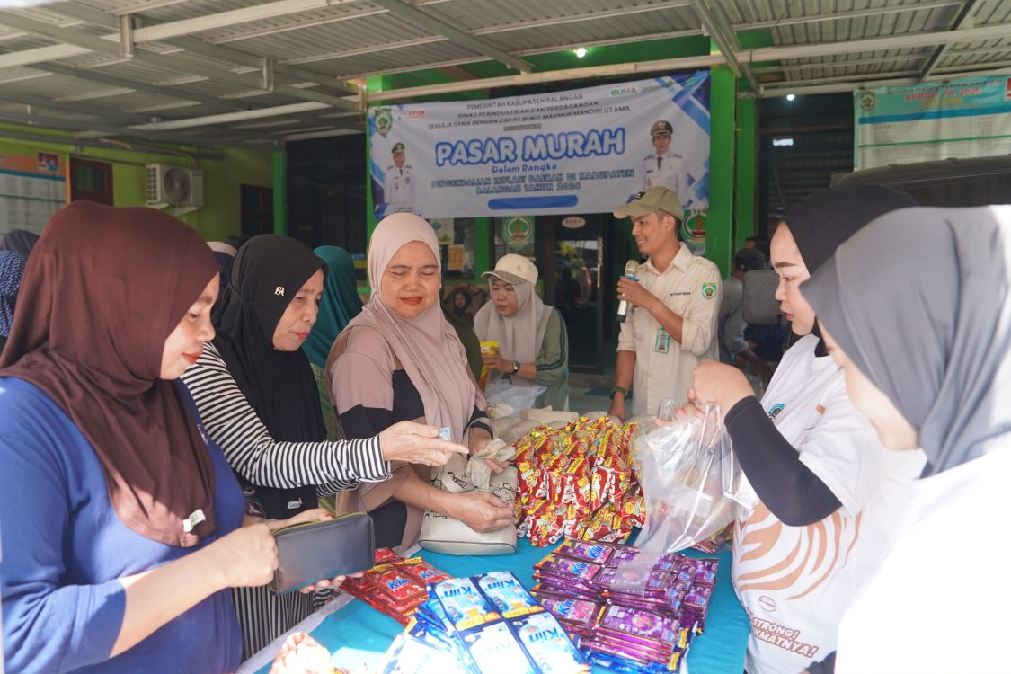 : Antusiasme warga saat berbelanja di pasar murah yang digelar Dinas Perindustrian dan Perdagangan (Disperindag) Kabupaten Balangan di Desa Dahai, Kecamatan Paringin, Selasa (28/7/2026). - Foto: Mc.Balangan