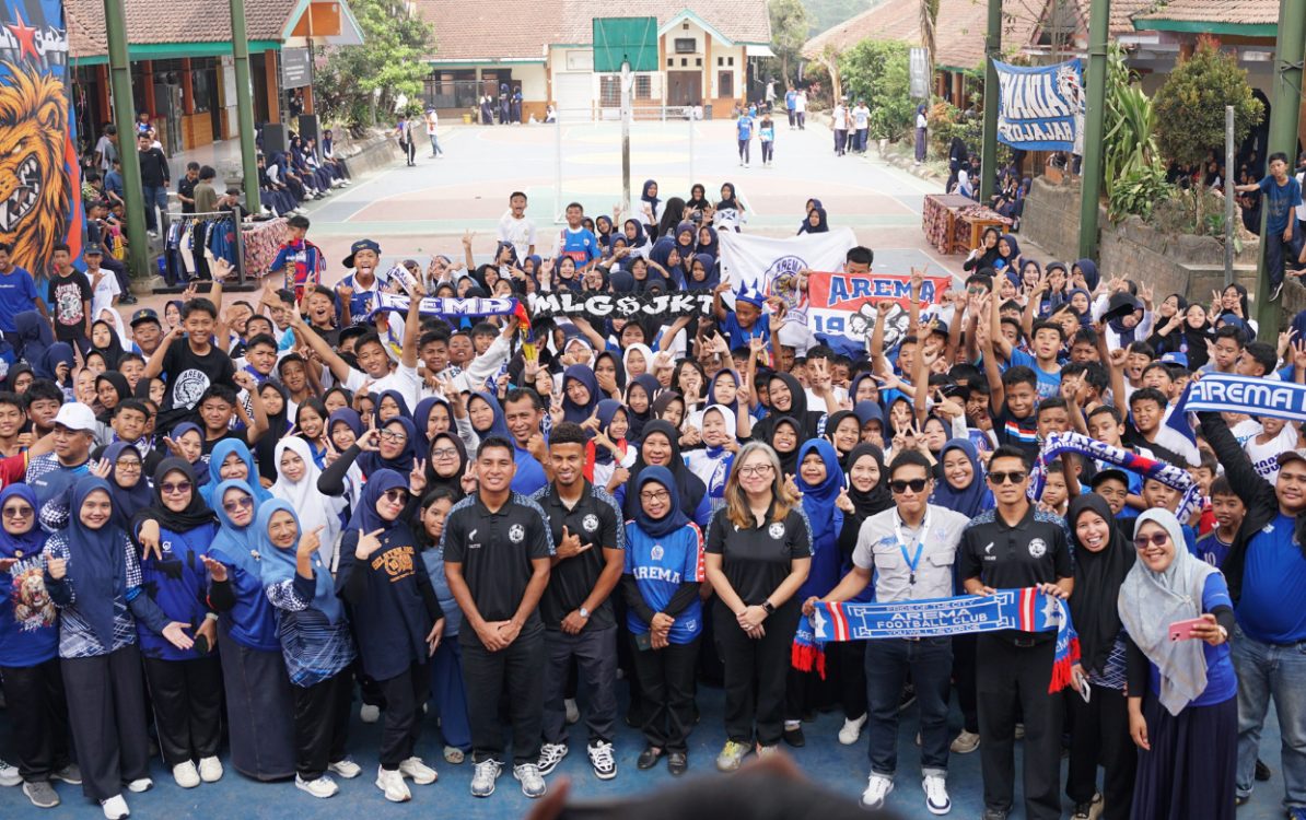 Berbarengan Momen Sumpah Pemuda, Pemain Arema FC Bakar Semangat Pelajar SMPN 1 Tutur Pasuruan