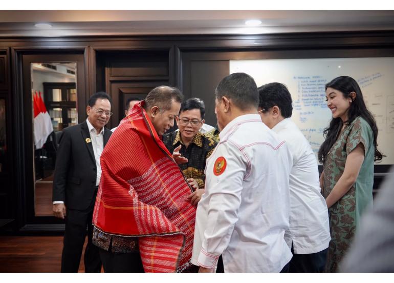 : Kementerian Koperasi resmi menggandeng Komite Masyarakat Danau Toba (KMDT) guna mengakselerasi pengembangan ekonomi kerakyatan dan pariwisata berbasis koperasi di kawasan Sumatra Utara melalui inkubasi bisnis dan bantuan pembiayaan.