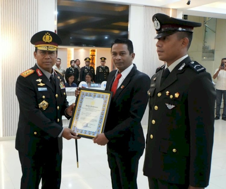 Berprestasi Harumkan Nama Institusi, Kapolda NTT Berikan Penghargaan kepada 74 Personel