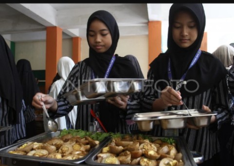 : Siswa antre mengambil makanan secara prasmanan dalam uji coba pelaksanaan program Makan Bergizi Gratis (MBG) di MIN 2 Kota Malang, Jawa Timur, Kamis (2/4/2026). Sistem prasmanan tersebut diterapkan untuk melatih kemandirian siswa serta mengurangi pemborosan makanan, sekaligus menjadi upaya pemerintah dalam meningkatkan asupan gizi peserta didik guna mendukung kesehatan dan proses belajar di sekolah. ANTARA FOTO/Ari Bowo Sucipto/rwa.