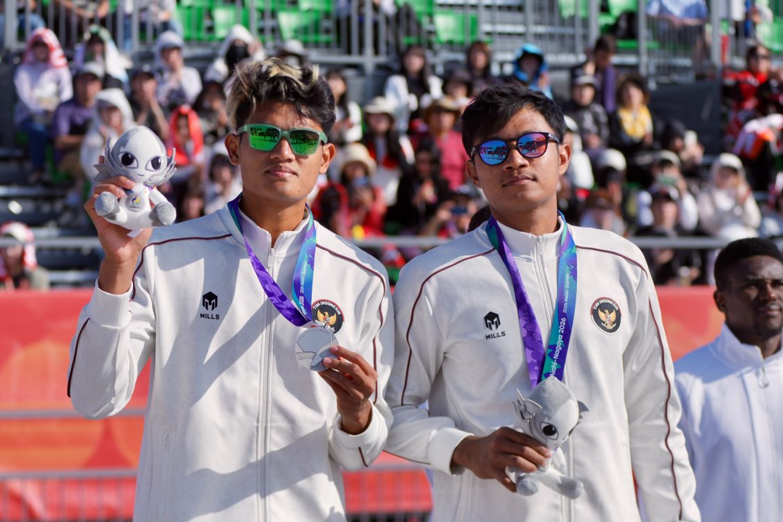 : Pasangan voli pantai putra Indonesia Bintang Akbar dan Sofyan Rachman Efendi harus puas meraih medali perak pada Asian Games Aichi-Nagoya 2026 setelah kalah dari wakil Qatar Ahmed Janko/Cherif Samba dalam laga final di Hekinan Ryokuchi Beach, Sabtu (3/10/2026). (Foto: Humas Kemenpora)