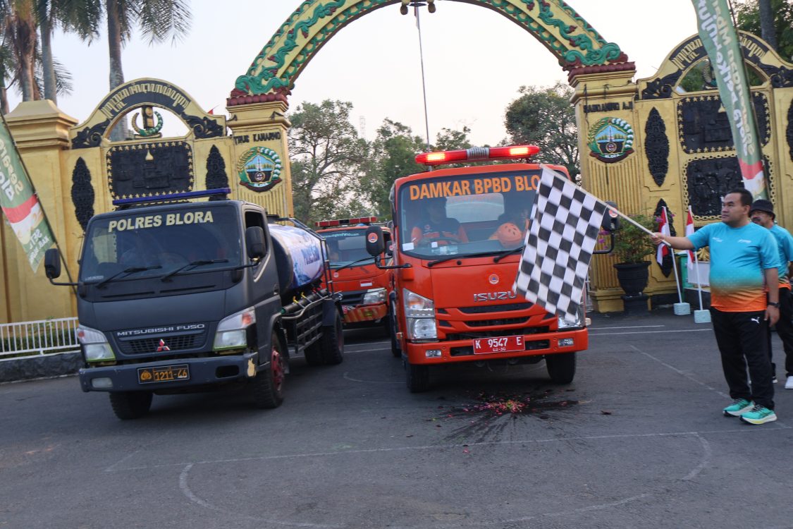 : Bupati Blora Arief Rohman (kanan) memegang bendera melepas pemberangkatan armada tangki penyuplai air. Foto : Mc. Blora.