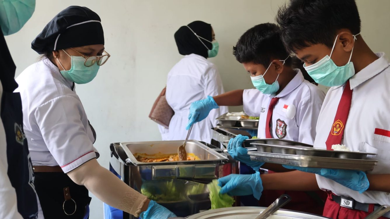 : Siswa SD N 5 Ngawen Blora mengambil menu makanan bergizi gratis secara prasmanan di sekolah. Foto : MC Blora.