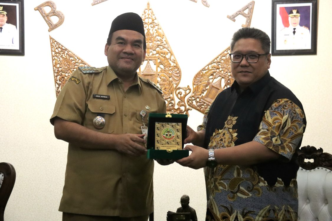 : Bupati Blora Arief Rohman (kiri) menerima penghargaan dariDeputi Rektor Bidang Kemahasiswaan, Kerja Sama dan Promosi Universitas Budi Luhur Arief Wibowo . Foto : MC Blora.