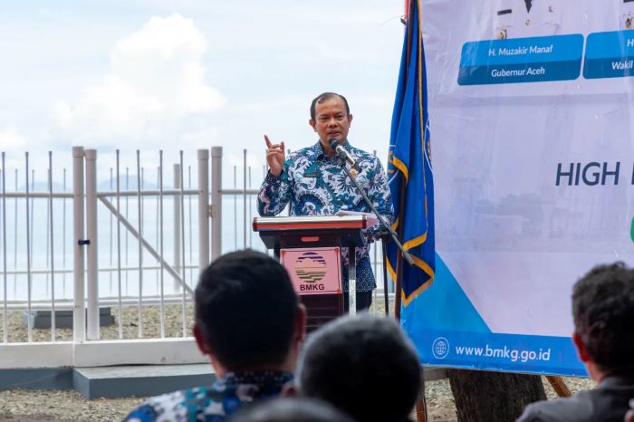 : Kepala BMKG, Teuku Faisal Fathani saat meresmikan pengoperasian High Frequency (HF) Radar Array di Ujong Batee, Kabupaten Aceh Besar, Provinsi Aceh. (Foto:BMKG)