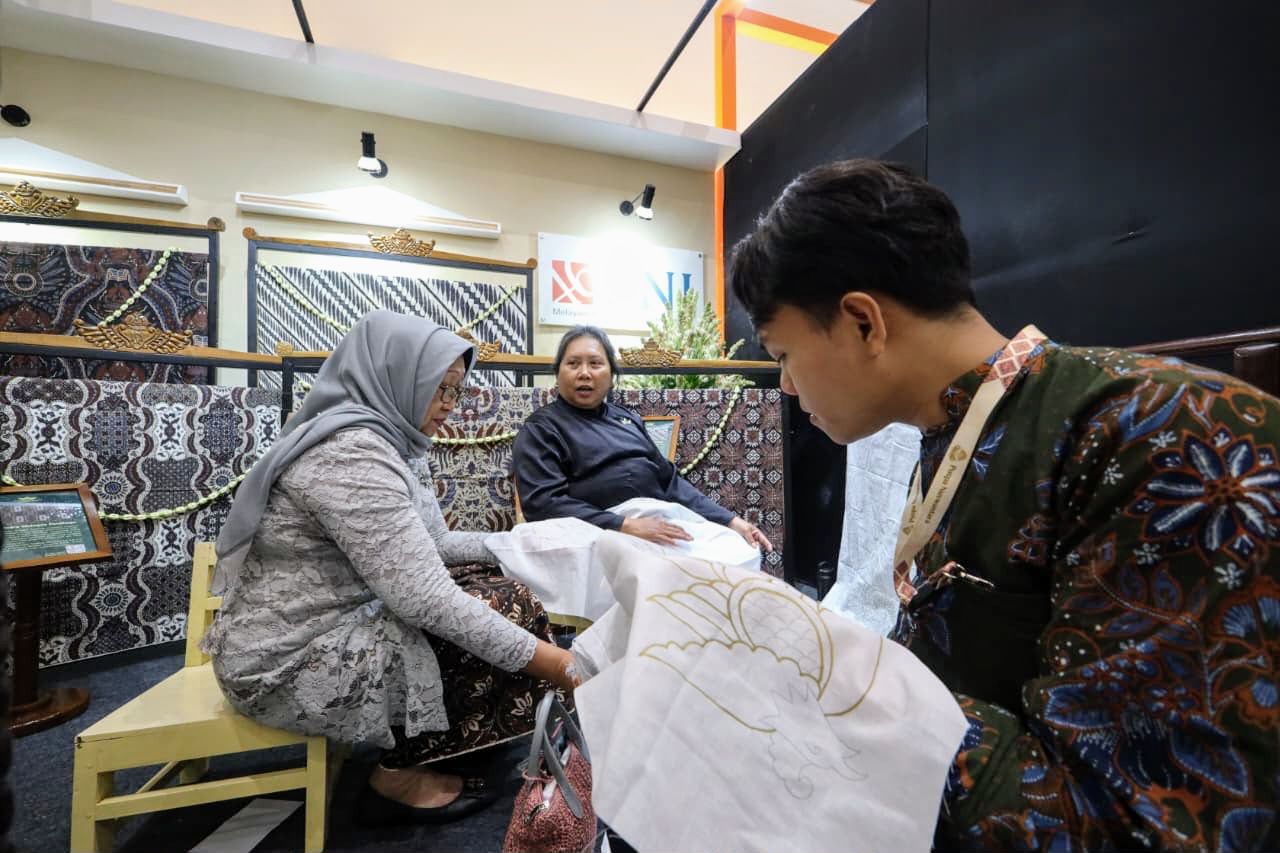 : PT Bank Negara Indonesia (Persero) Tbk atau BNI terus memperkuat komitmennya dalam melestarikan batik sebagai bagian dari identitas budaya Indonesia. (Dok. BNI)
