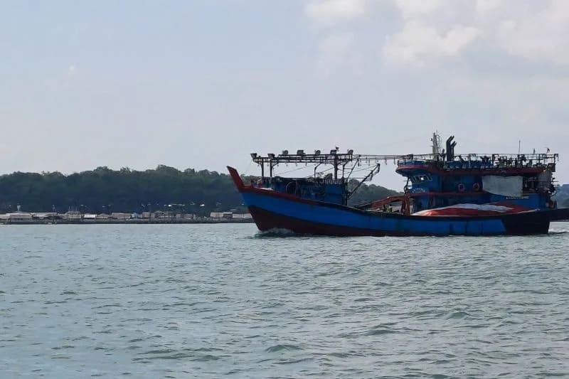 : Ilustrasi - Kapal ikan melintasi perairan di Tanjungpinang, Kepulauan Riau (Kepri). (ANTARA/Ogen)