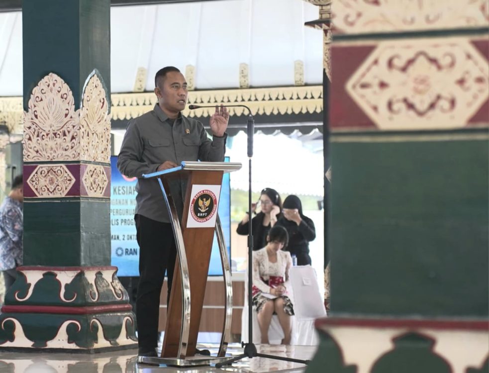 : Kepala BNPT dalam acara penandatanganan Nota Kesepahaman (MoU) antara BNPT dan pimpinan 13 perguruan tinggi di Yogyakarta. (foto: Biro Perencanaan, Hukum, dan Hubungan Masyarakat BNPT)