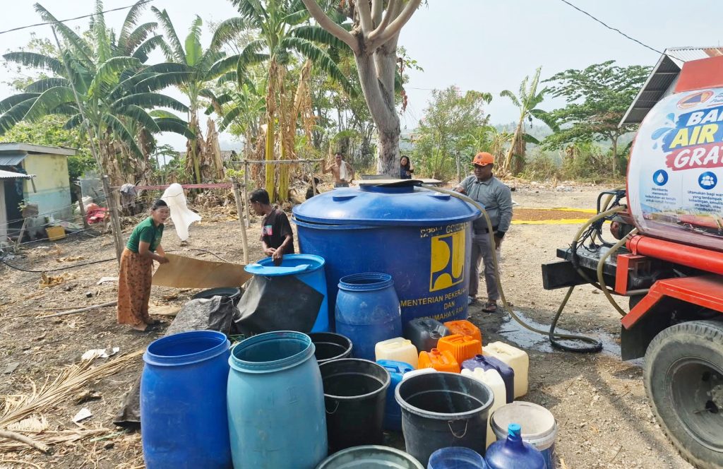 BPBD Distribusikan Air Bersih untuk Warga Bone Pantai