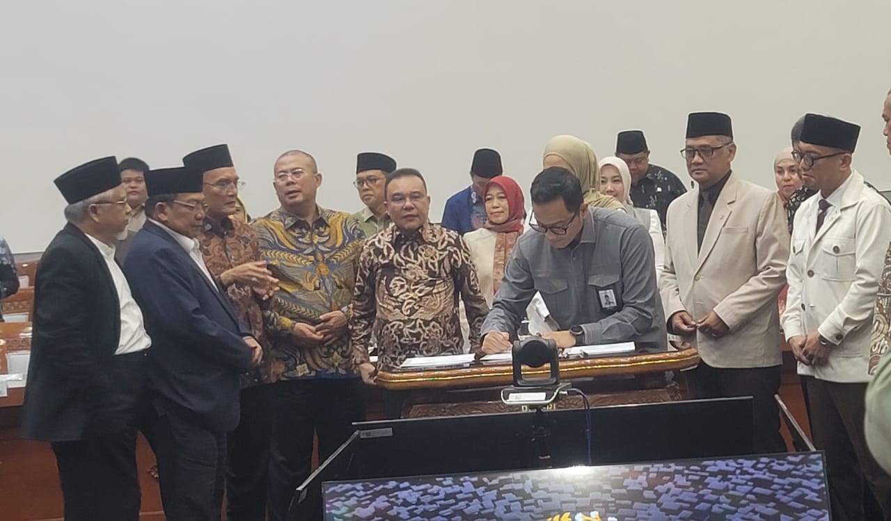 : Biaya Penyelenggaraan Ibadah Haji (BPIH) 1448 Hijriah/2027 Masehi ditetapkan rata-rata Rp98.466.351 per jemaah. Dari jumlah tersebut, Rp54.648.825 atau 55,50 persen menjadi biaya yang dibayarkan langsung oleh jemaah (Bipih), sedangkan Rp43.817.526 atau 44,50 persen bersumber dari Nilai Manfaat hasil pengelolaan keuangan haji. Demikian kesepakatan rapat Panitia Kerja (Panja) Komisi VIII DPR RI dan Pemerintah di Gedung Parlemen, Senayan, Jakarta, Rabu (7/10/2026). (Dok. BPKH)