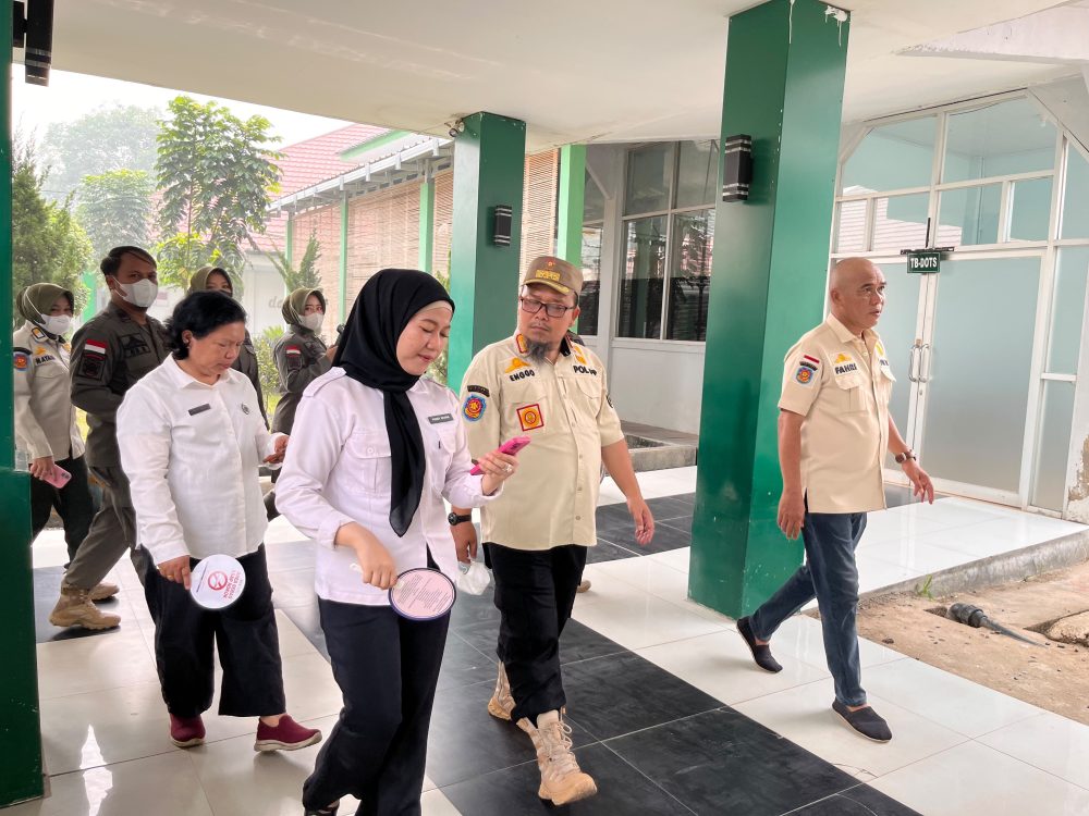 : Kepala Bidang Penegakan Peraturan Perundang-undangan Daerah Satuan Polisi Pamong Praja (PPUD Satpol PP) Balangan, S. Enggo Widodo (tengah topi cokelat), bersama personel saat menyosialisasikan Perda Nomor 15 Tahun 2014 tentang Kawasan Tanpa Rokok (KTR) kepada pegawai dan pengunjung di RSUD Datu Kandang Haji. - Foto: Mc.Balangan