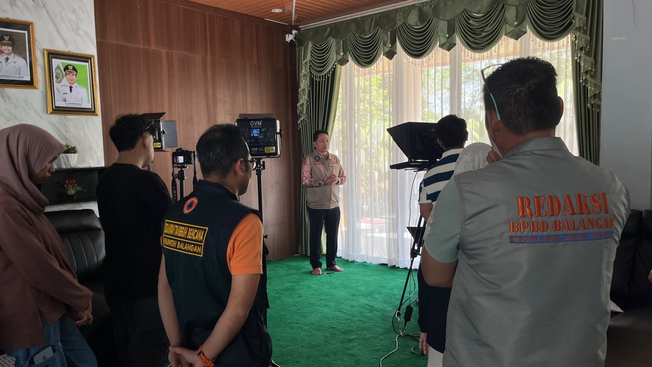 : Bupati Balangan, Abdul Hadi saat tag video untuk memberikan sambutan dalam film dokumenter banjir bandang Kecamatan Tebing Tinggi.