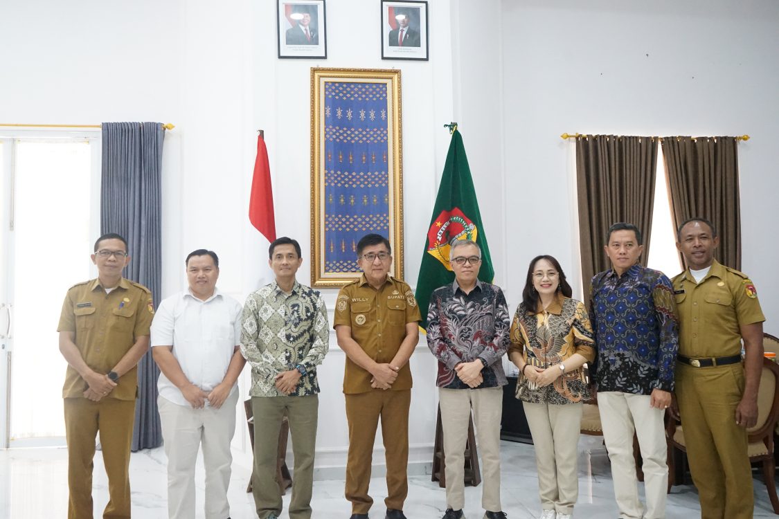: Buapti Belu bersama Wakil Rektor Bidang Pengajaran, Akademik, dan Kemahasiswaan UKSW, Prof. Ferdy Samuel Rondonuwu, Ph.D., Dekan Fakultas Sains dan Matematika (FSM) Dr. Wahyu Hari Kristiyanto, serta Wakil Dekan Fakultas Ilmu Kesehatan (FIK) Priska Lydia S. Pulungan di ruang Bupati Belu. (foto: MC Belu)