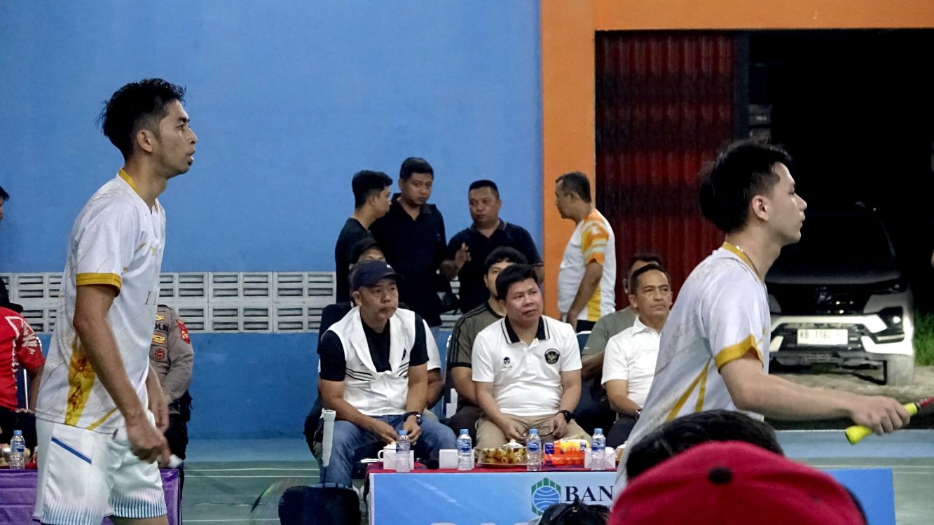: Bupati Sambas, Satono, mendukung pengembangan minat dan bakat atlet Bulutangkis Daerah melalui pagelaran Badminton Bupati CUP. (foto: MC Sambas)
