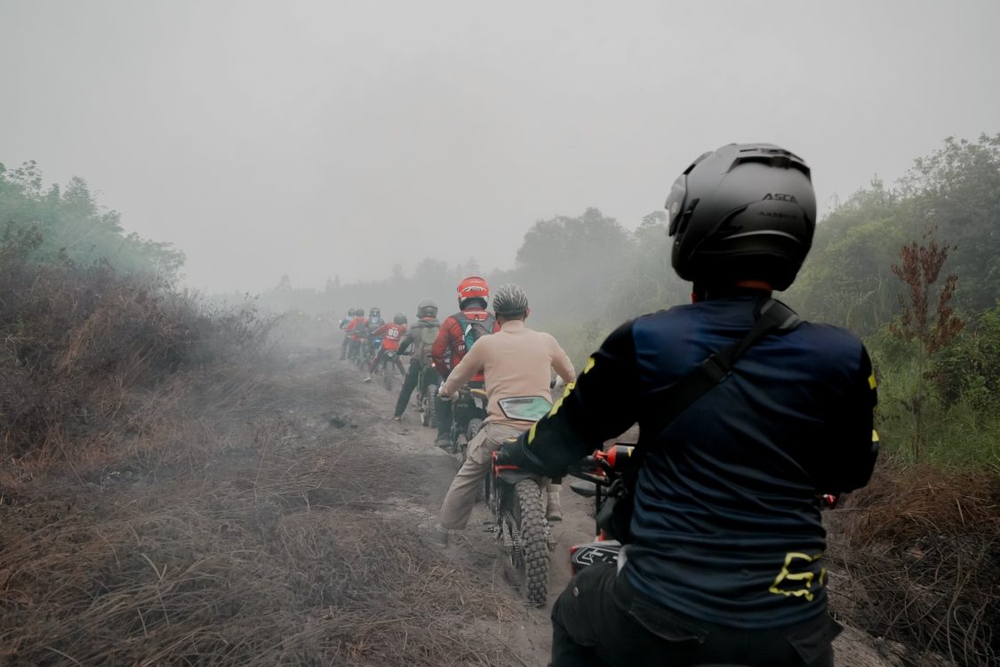 : Bupati Kapuas, Muhammad Wiyatno, didampingi Sekretaris Daerah (Sekda) Kapuas Usis I. Sangkai, serta sejumlah kepala organisasi perangkat daerah (OPD) di lingkungan Pemerintah Kabupaten Kapuas, meninjau kondisi jalan dari Desa Katunjung menuju Desa Tumbang Mangkutup hingga Desa Tumbang Muroi, Sabtu (3/10/2026). - Foto: Mc.Kapuas