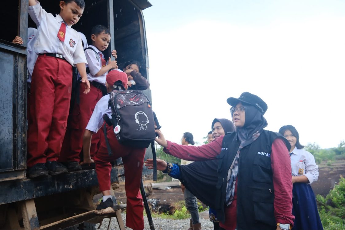 : Bupati Siak Afni melihat anak-anak di Dusun Mungkal, wilayah tertinggal, terdepan, dan terluar (3T) Kabupaten Siak, Riau, berangkat sekolah mengunakan truk/ (Eko/MC Siak)