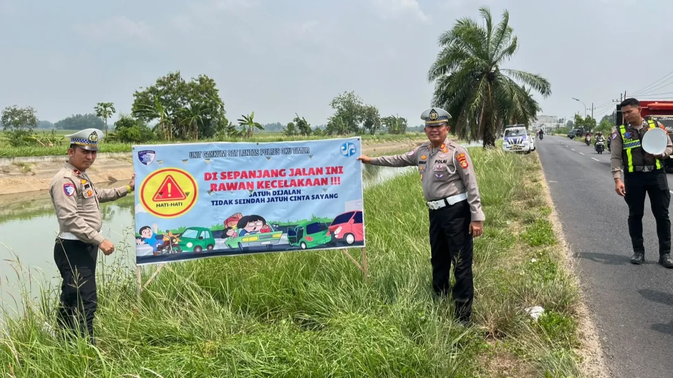 Cegah Kecelakaan dan Balap Liar, Satlantas Polres OKU Timur Pasang Banner Imbauan di Belitang