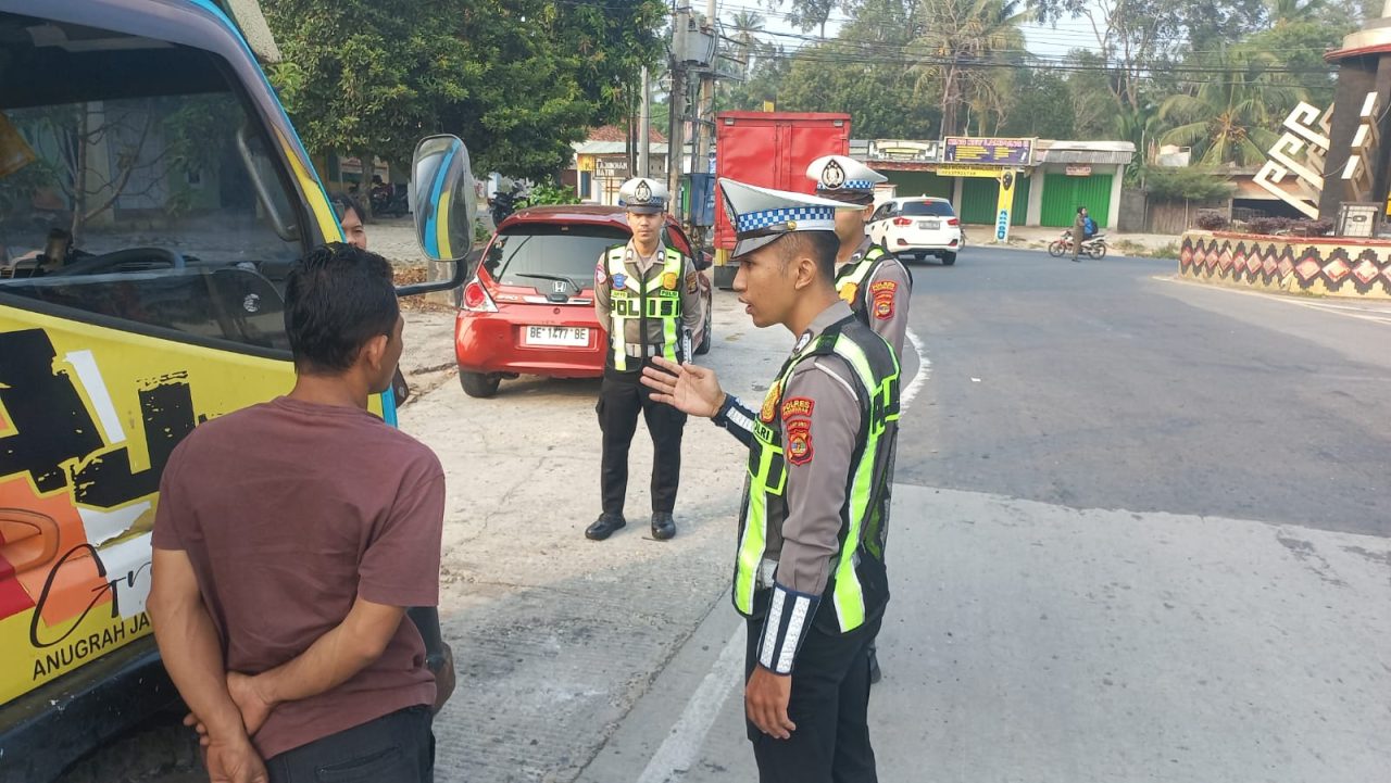Cegah Kecelakaan, Polantas KARIB Pesawaran Edukasi Sopir Truk soal ODOL