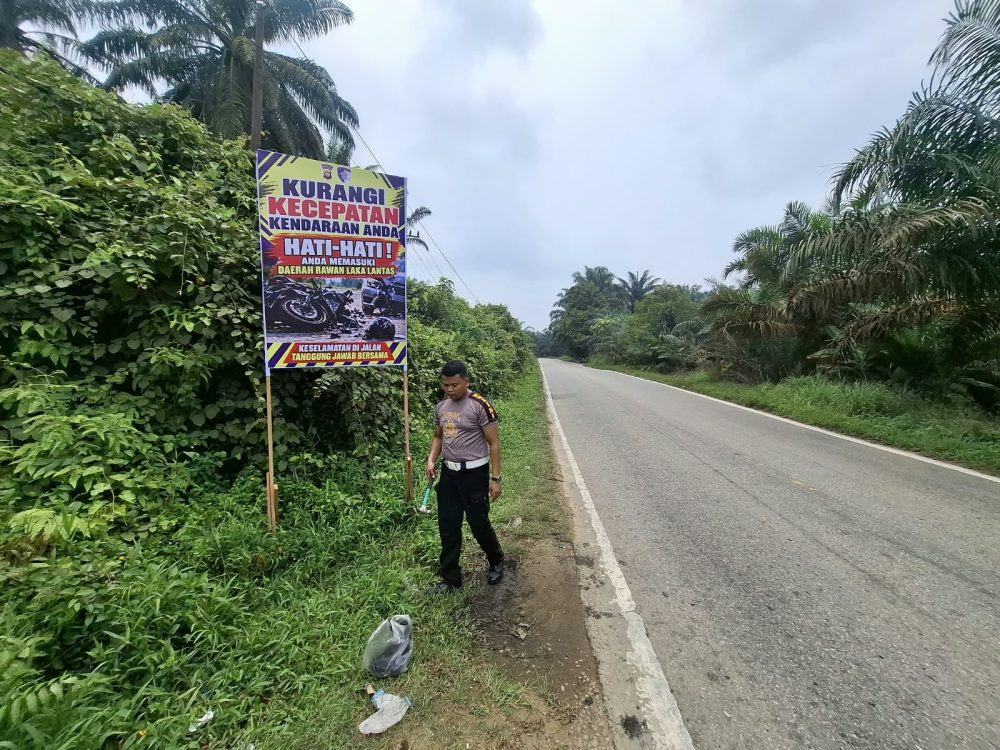 Cegah Kecelakaan, Satlantas Landak Pasang Spanduk di Titik Rawan Laka