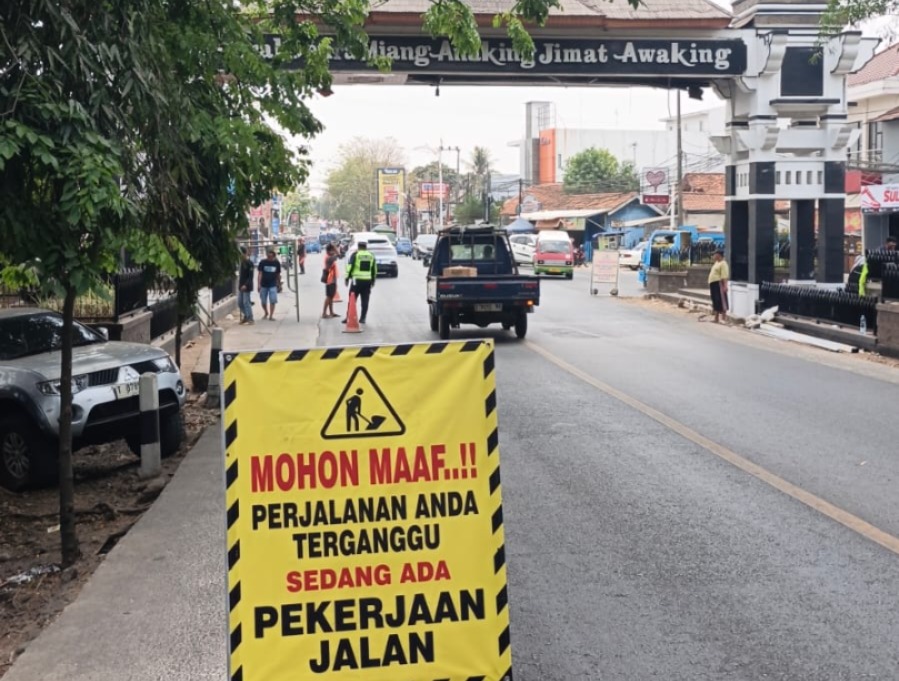 Cegah Kecelakaan, Satlantas Purwakarta Amankan Jalan di Tengah Pekerjaan Gapura