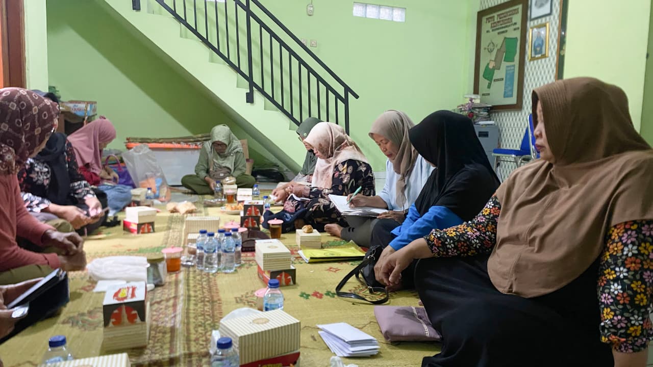 : Kelompok UPPKA 17 Kalurahan Condongcatur menggelar pertemuan rutin guna membahas urgensi penguatan ketahanan keluarga di Padukuhan Kentungan, Depok, Kamis (1/10/2026).