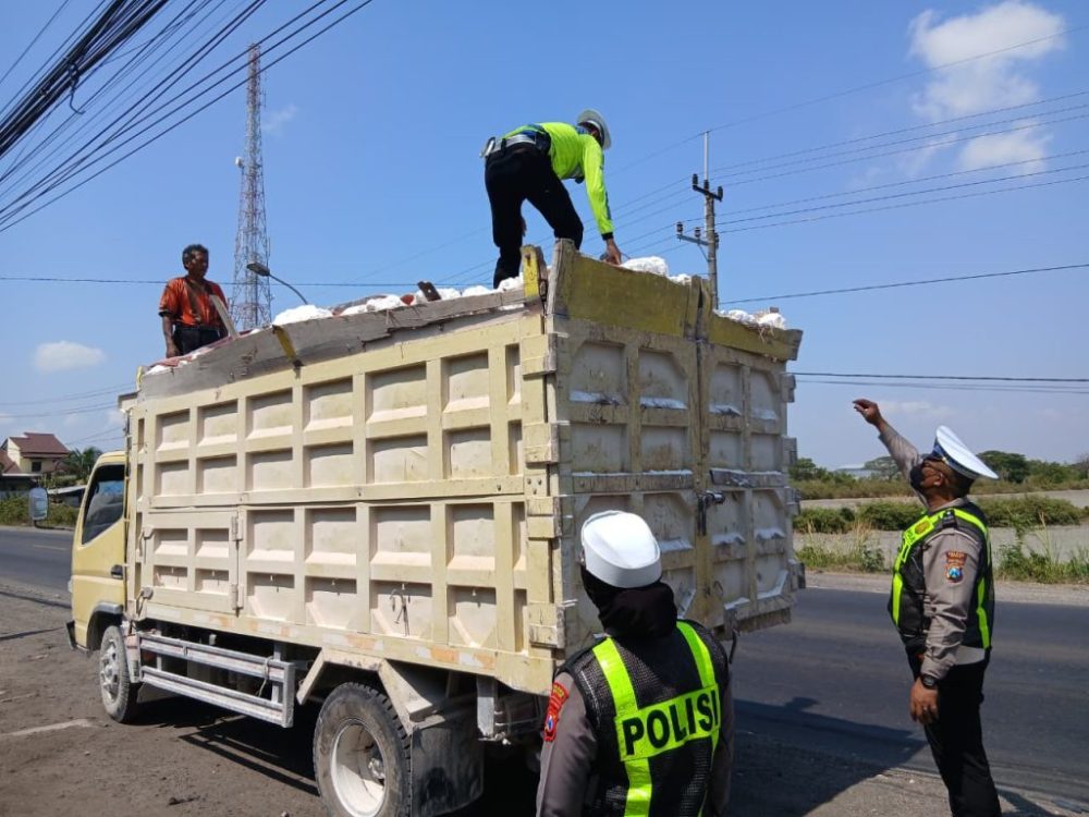 Cegah Muatan Berjatuhan, Satlantas Gresik Tindak Truk Tanpa Terpal