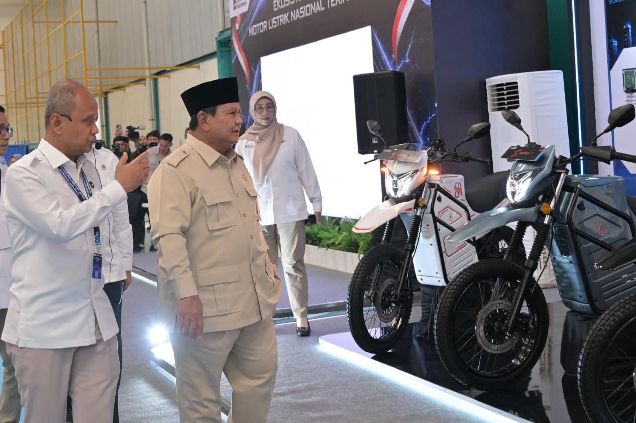 : Presiden Prabowo Subianto mengapresiasi keberanian berinisiatif dan mengambil risiko para pelaku usaha dalam membangun industri kendaraan listrik nasional. Apresiasi tersebut disampaikan Presiden saat meluncurkan Motor Listrik Nasional (MoLiNas) beserta ekosistem pendukungnya di Fasilitas Produksi ALVA, Kabupaten Bekasi, Jawa Barat, pada Kamis (13/08/2026). (BPMI Setpres)