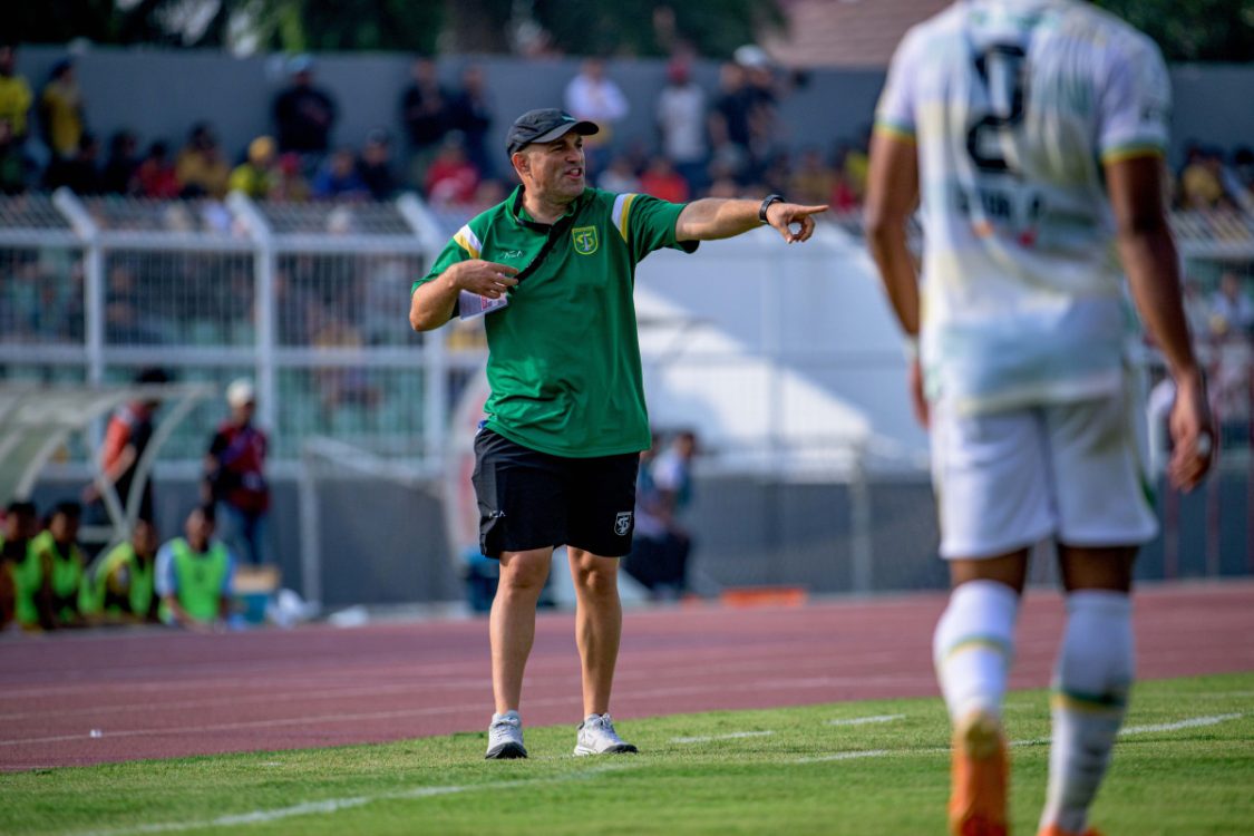 Coach Tavares Ingatkan Persebaya Tak Remehkan Isenmulang
