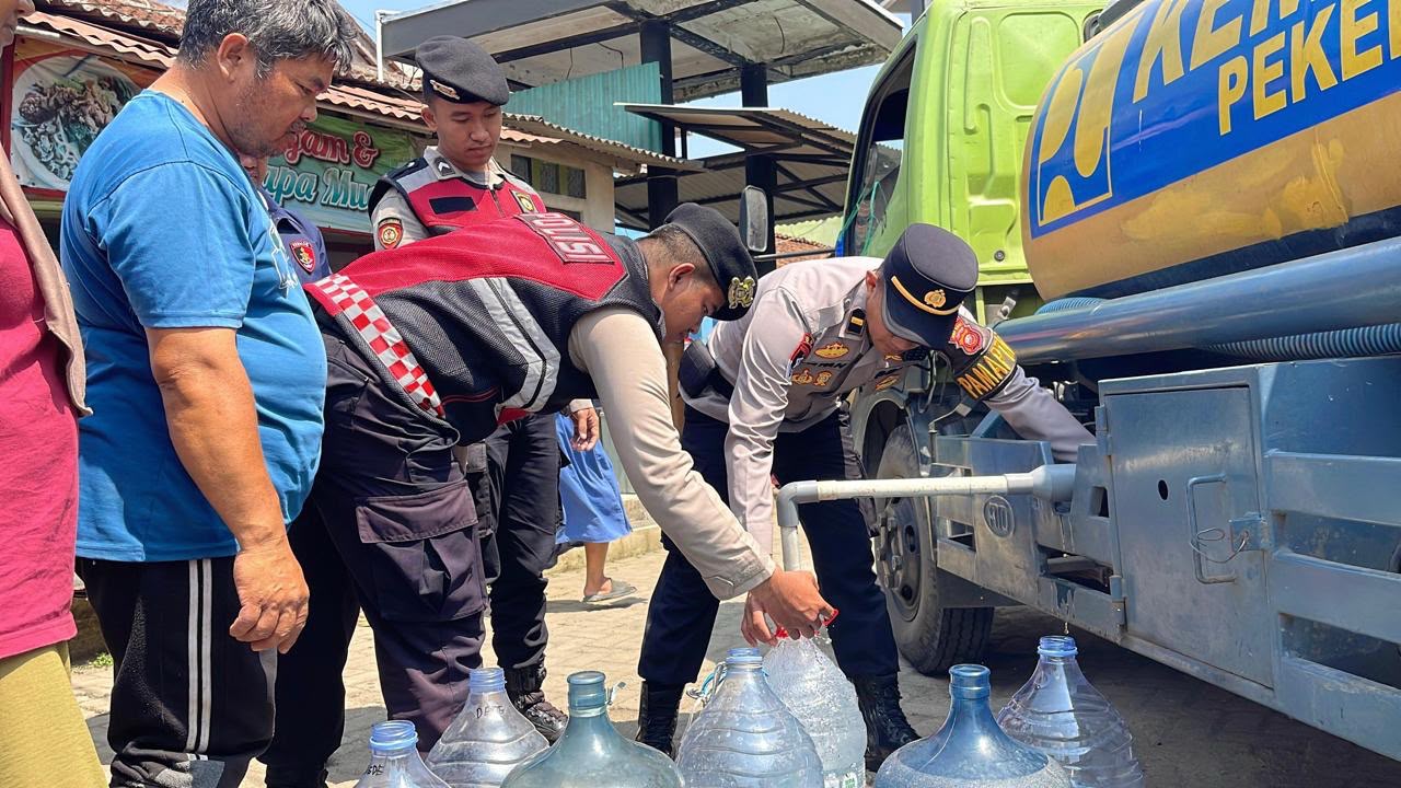 Curhat Sulit Air di Pos Ronda, Besoknya Polisi Datang Bawa Tangki ke Warga