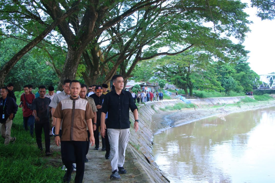 : Wali kota Pekanbaru Agung Nugroho, mendampingi Deputi Bidang Koordinasi Pemerataan Pembangunan Wilayah, Agraria, dan Tata Ruang, Najib Faizal di Kementerian Koordinator Infrastuktur dan Pembangunan Kewilayahan.