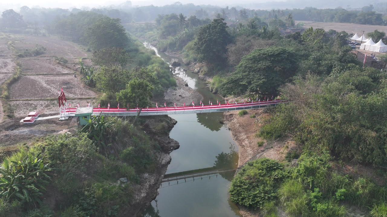 : Perjalanan 7 kilometer untuk mengantar anak ke sekolah kini tak lagi harus ditempuh Agus Sutisna, warga Kecamatan Bayah, Kabupaten Lebak, Banten. Kehadiran jembatan gantung membuat anaknya dapat berjalan kaki ke sekolah tanpa harus diantar menggunakan kendaraan. (BPMI Setpres)