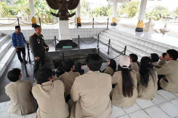 : Danrem 072/Pamungkas, Brigjen TNI Yuniar Dwi Hantono, mengajak mahasiswa UGM meneladani pengorbanan Pahlawan Revolusi seusai memimpin Upacara Hari Kesaktian Pancasila 2026 di Monumen Pahlawan Pancasila Kentungan, Sleman, Kamis (1/10/2026).