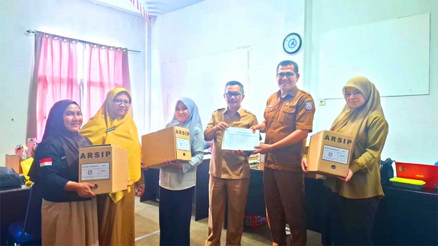 : Penyerahan hasil pekerjaan Tenaga Penata Arsip (TPA) di Lembaga Kearsipan Daerah Dinas Kearsipan dan Perpustakaan Provinsi Gorontalo . (foto PPID)