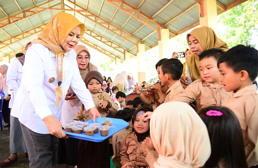 : Wakil Gubernur Gorontalo Idah Syahidah saat mengenalkan tiliaya kepada siswa TK Damhil UNG,Jumat (2/10/2026). (foto: mcgorontaloprov/ Fahmi)