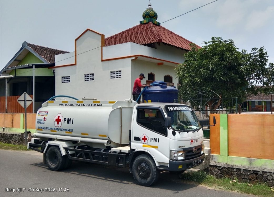 : PMI Sleman kembali menyalurkan bantuan air bersih sebanyak 20.000 liter bagi masyarakat terdampak kemarau panjang di wilayah Kapanewon Moyudan dan Seyegan, Rabu (30/9/2026).